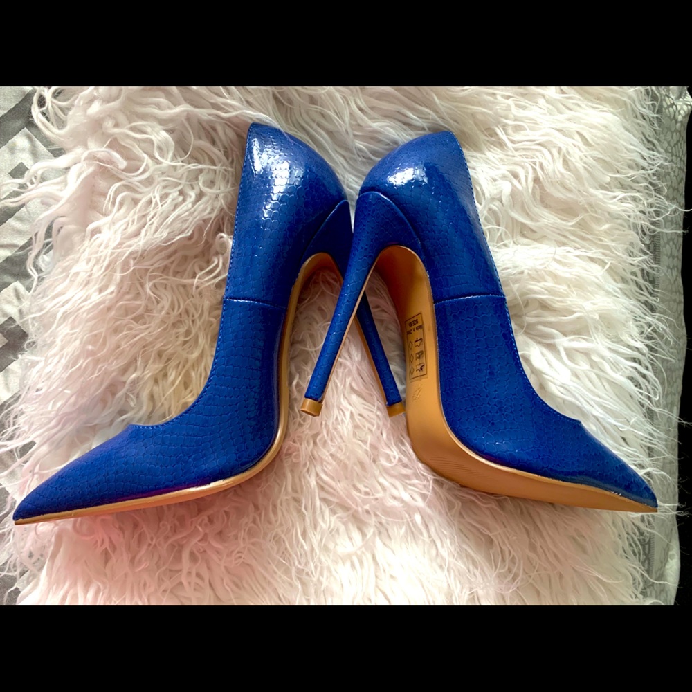 Blue patent leather pumps 6.5